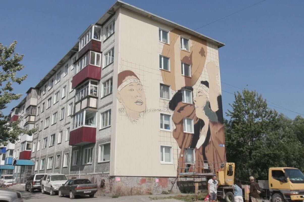 На стене дома в Петропавловске-Камчатском появились этно-граффити