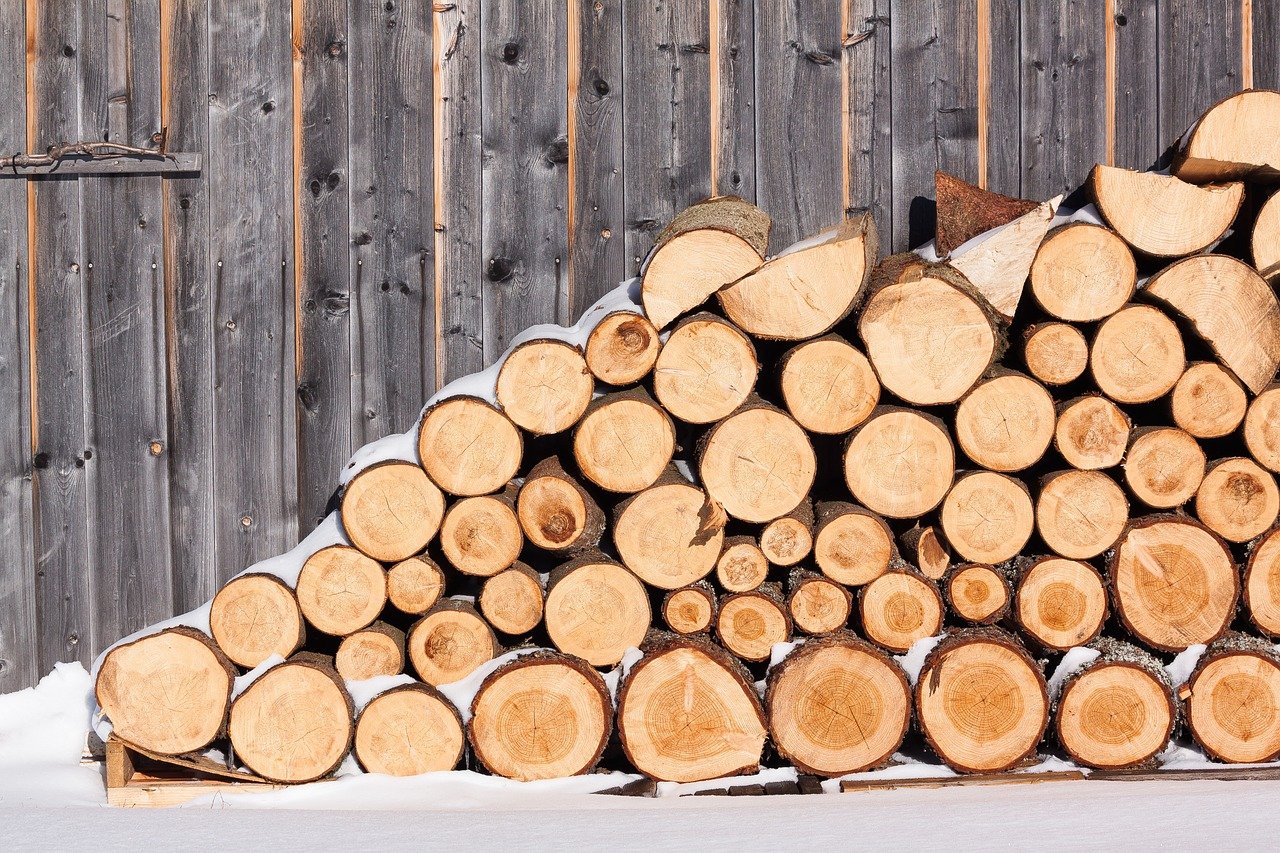 Тазовских тундровиков обеспечат дровами на предстоящую зиму