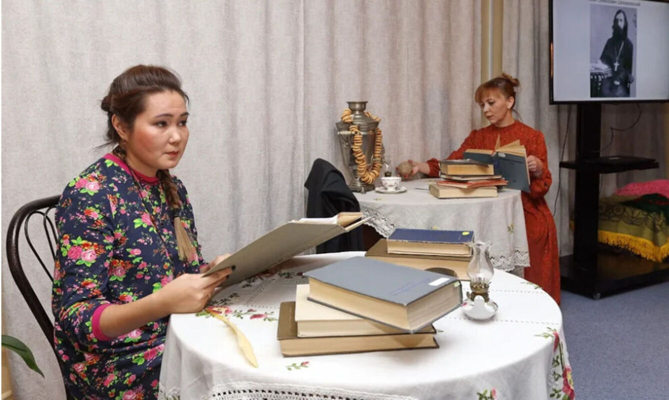 В Салехарде к юбилею Ивана Ного воссоздали литературную гостиную