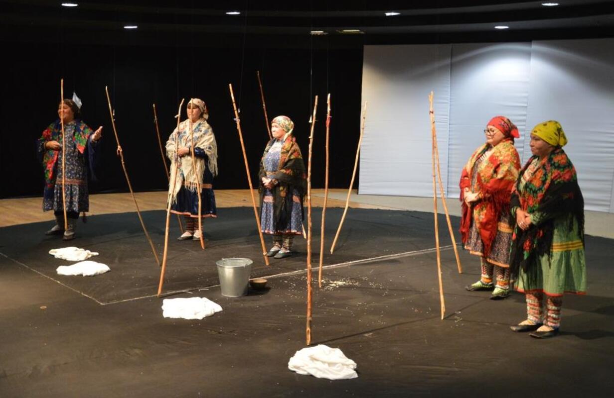 Артисты из «Театра берестяных масок» ставят спектакли из жизни ханты