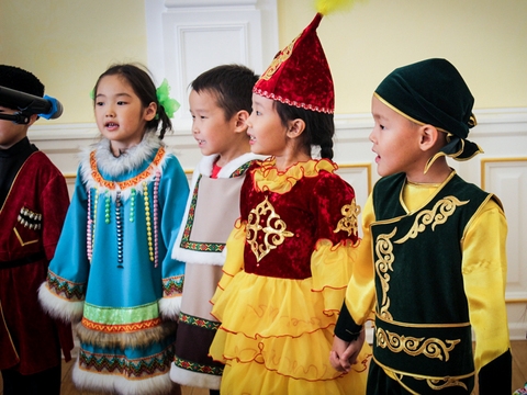 Программы по родным языкам помогут приобщить детей к культуре КМН