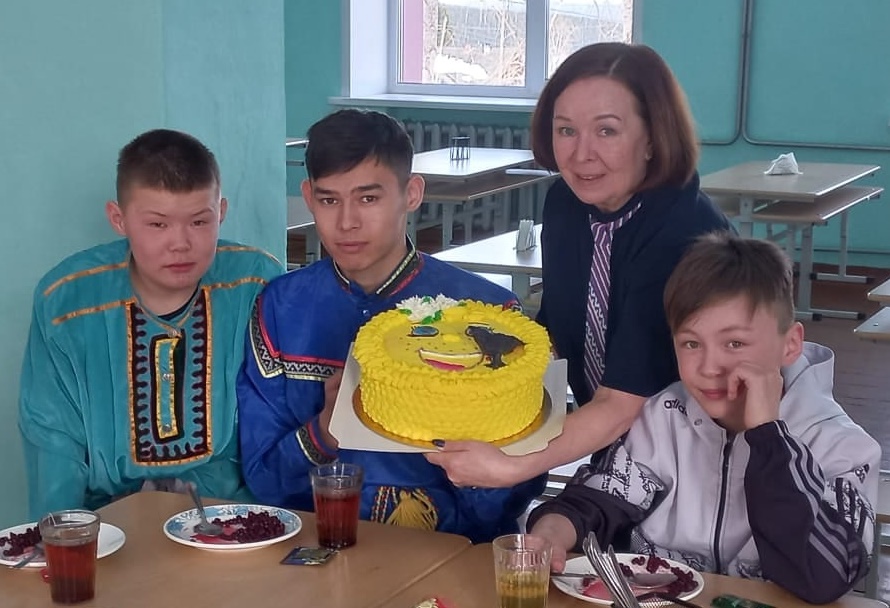 Вкусный торт и сангквылтап порадовали лозьвинских детей-манси