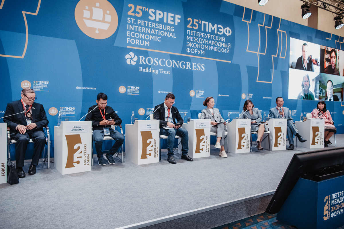 На ПМЭФ-2022 обсудили сохранение родных языков в киберпространстве
