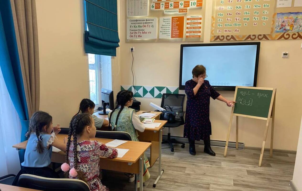 В новом этнокультурном центре прошли первые уроки телеутского языка