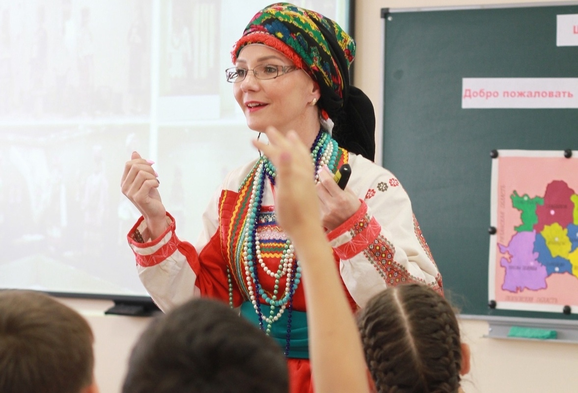 Школьники и студенты могут поздравить своих педагогов родного языка