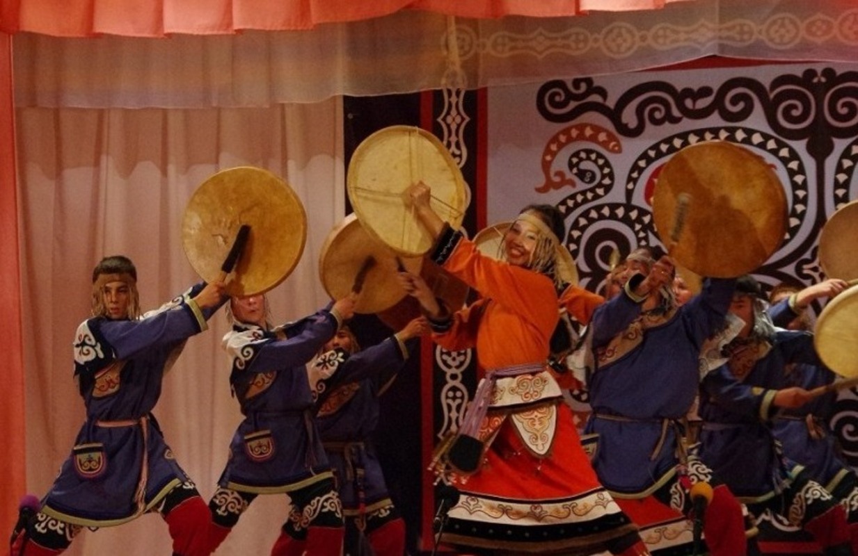 В Хабаровском крае ульчей с детства учат танцевать шаманские танцы