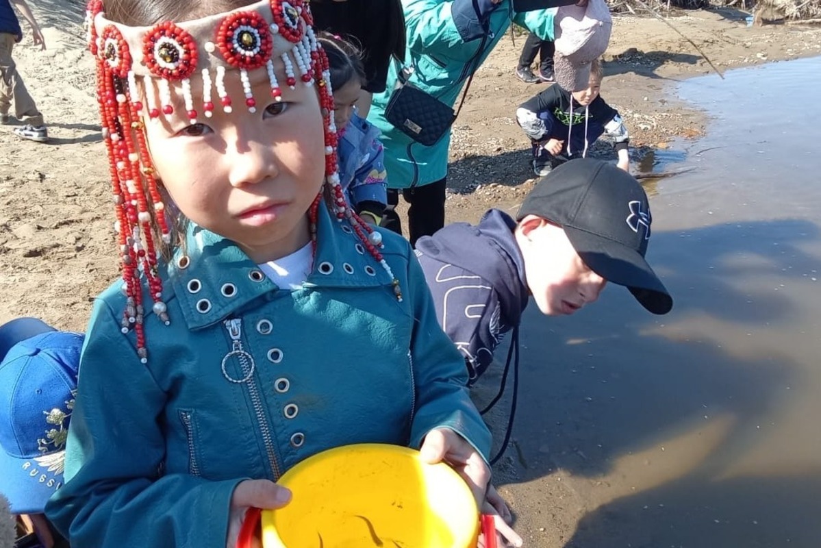 Юные эвены выпустили в реку Кухтуй молодь горбуши в Хабаровском крае