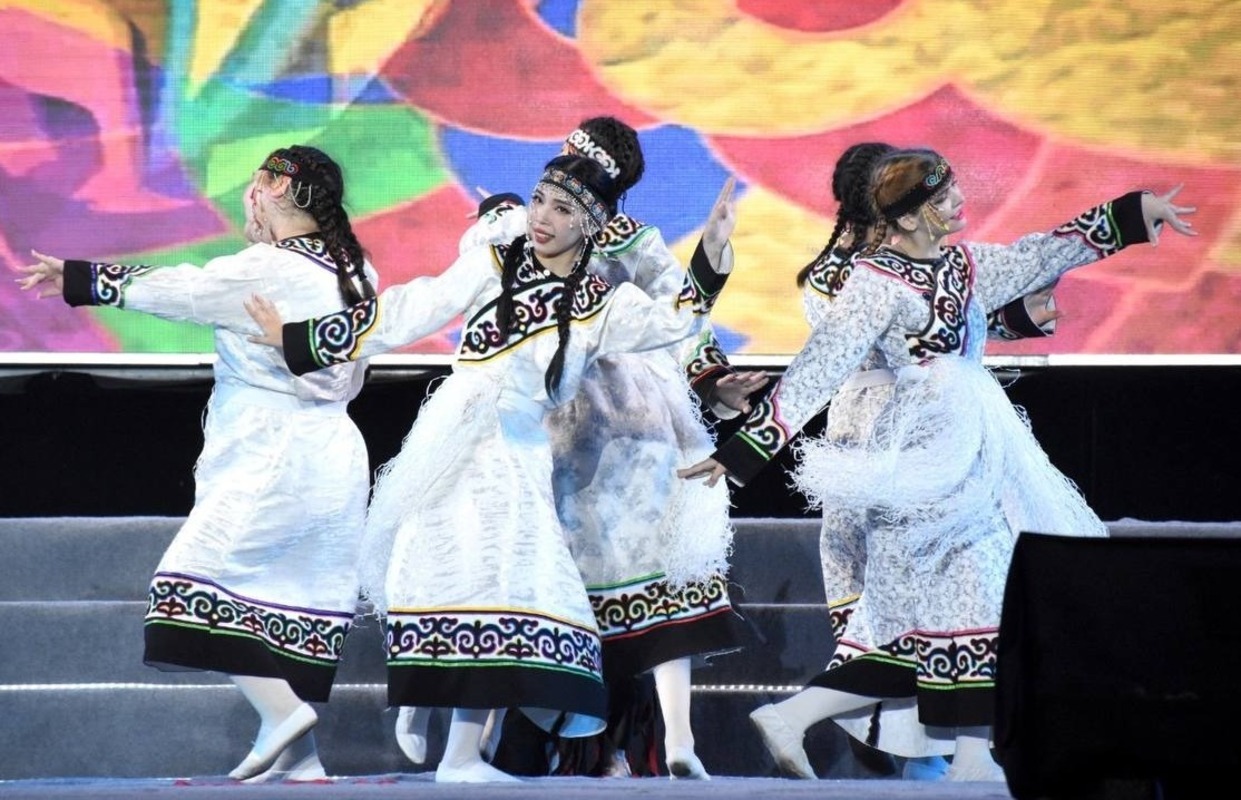Песни, танцы и модные показы: нанайские артисты покорили Китай