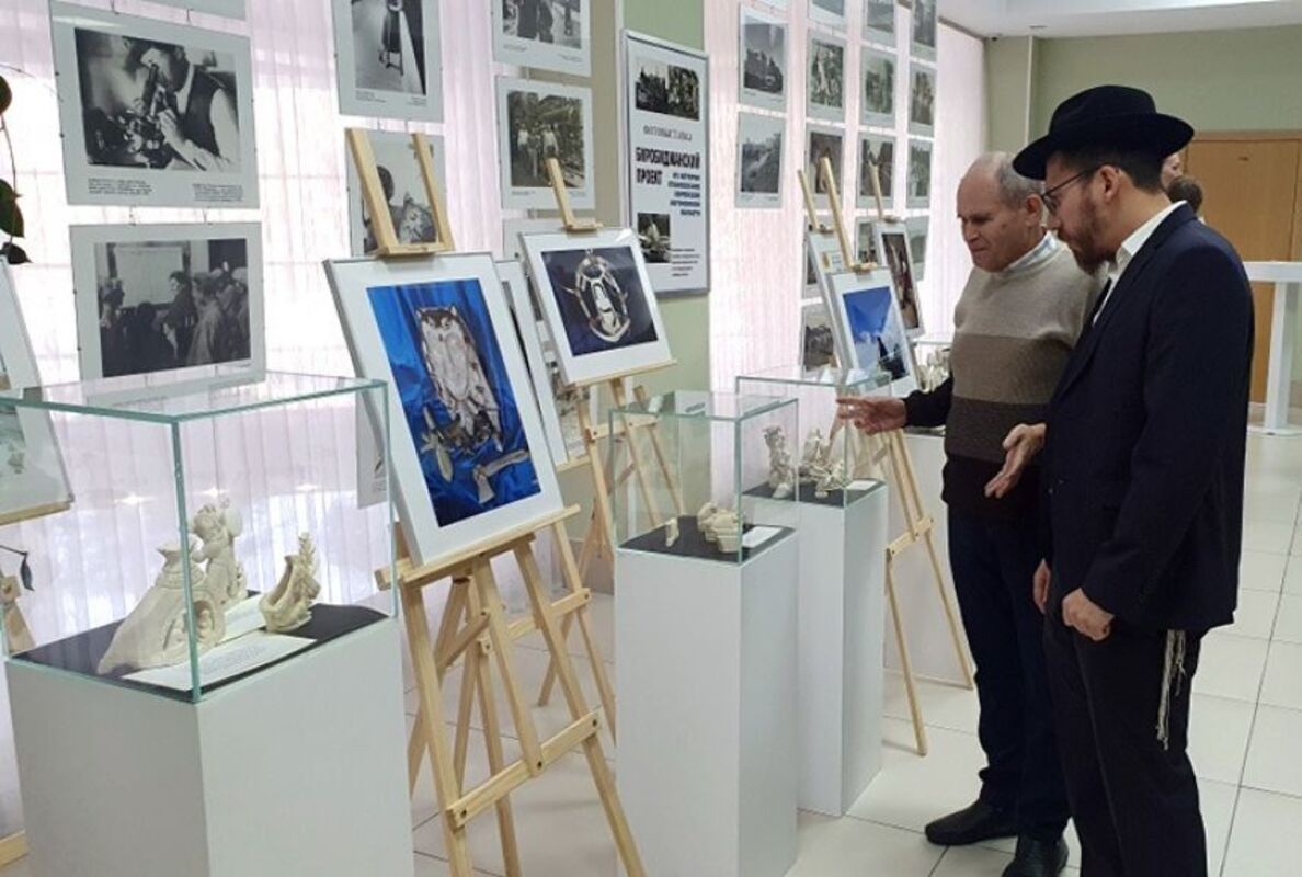 На форуме в Биробиджане прошла выставка памяти Юрия Ханькана