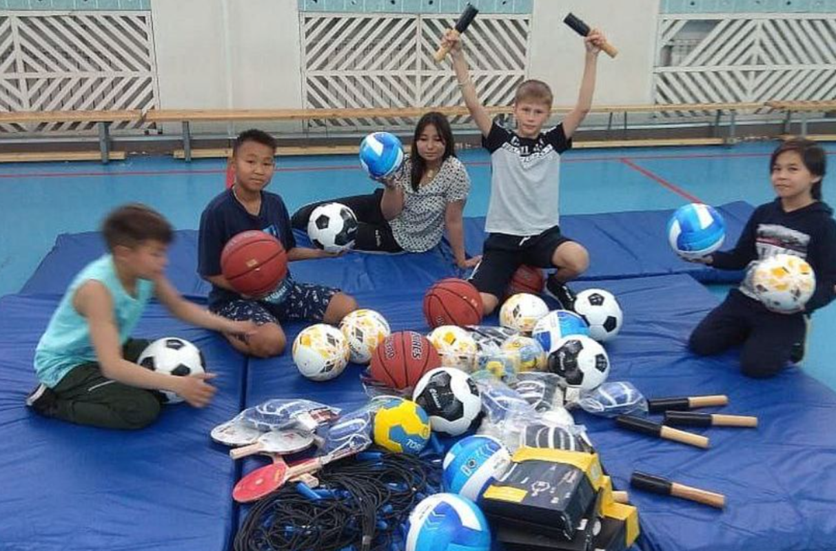 Община Ройръын-Семья подарила детям спортивный инвентарь и игры